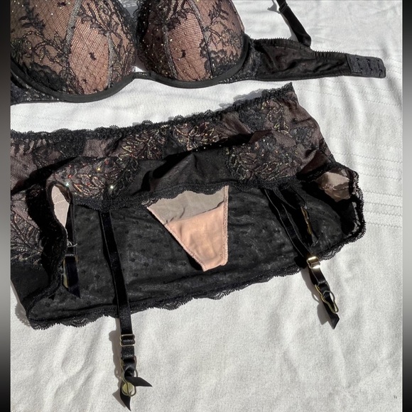 Victoria’s Secret Angel Fantasy Blinged Out Bra and Skirted Garter Belt - Picture 6 of 12